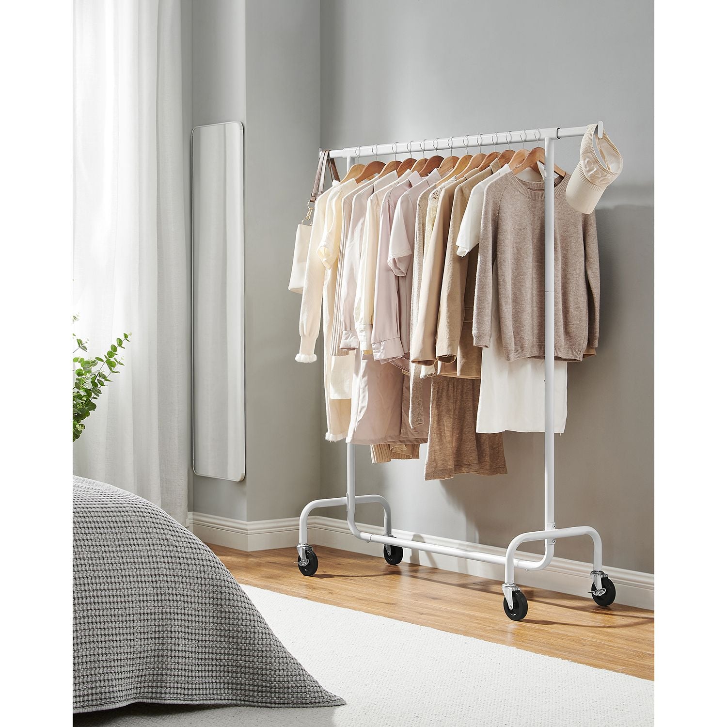 Heavy-duty clothes rack with extendable rod – rolling garment rack with lockable wheels – max load 286.6 lb