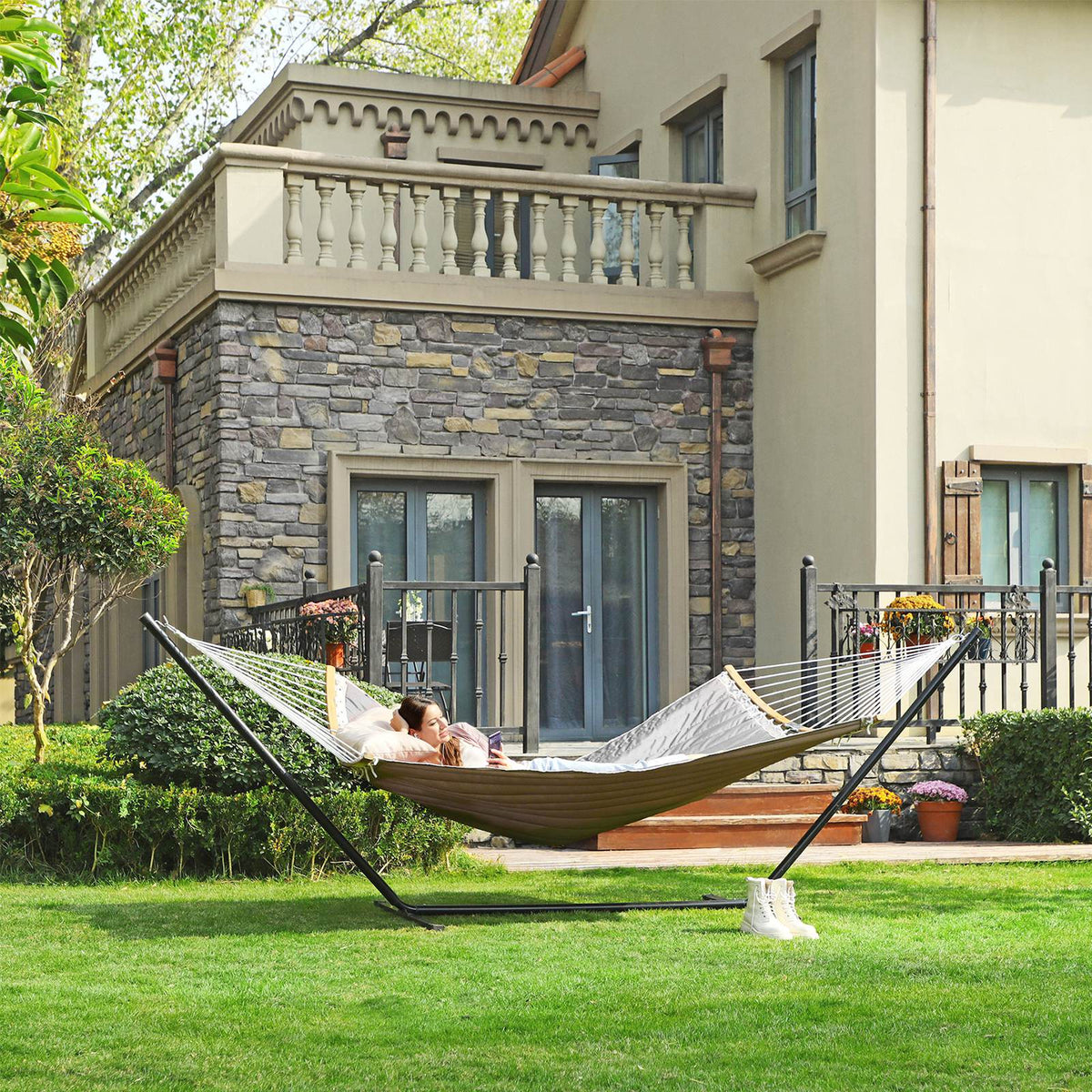 Quilted Hammock with Curved Bamboo Spreaders - Pillow
