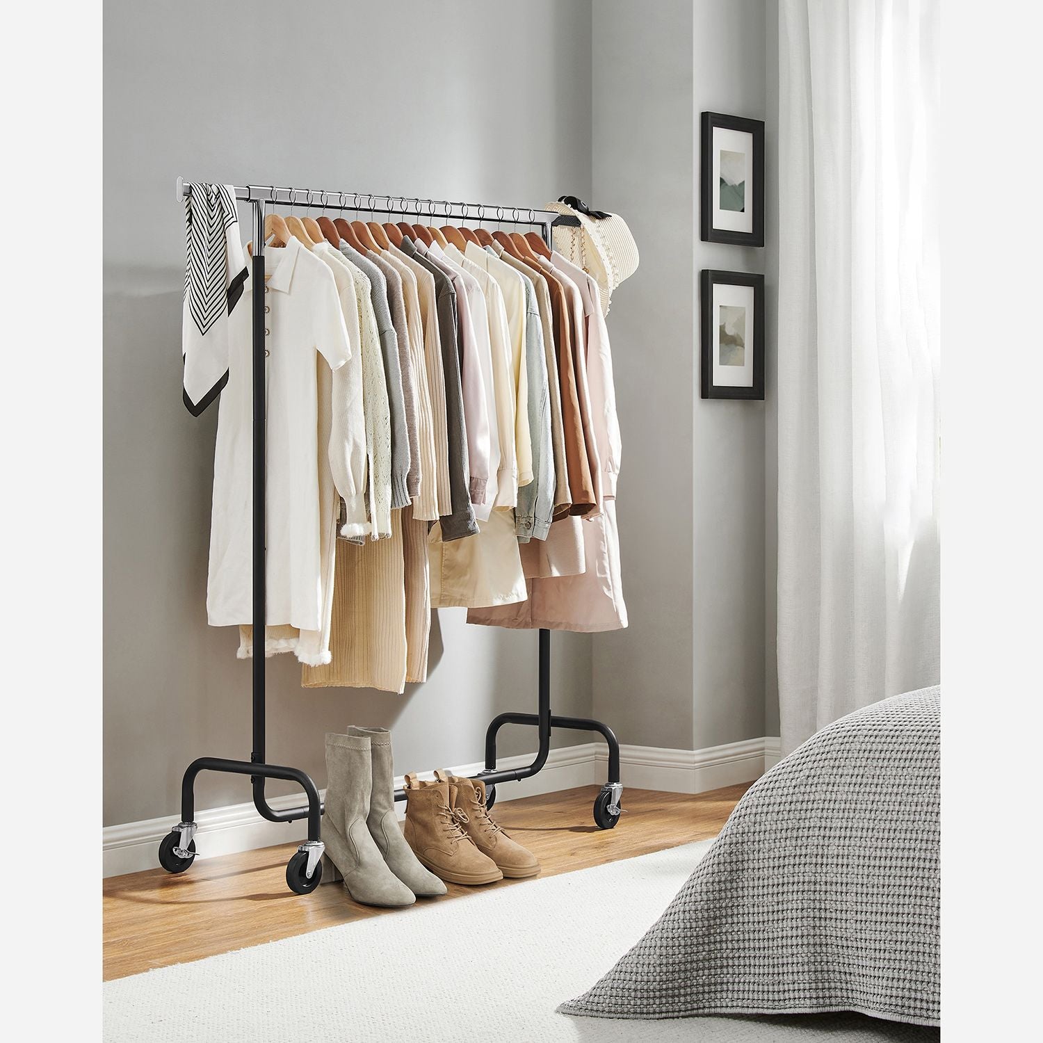 Heavy-duty clothes rack with extendable rod – rolling garment rack with lockable wheels – max load 286.6 lb