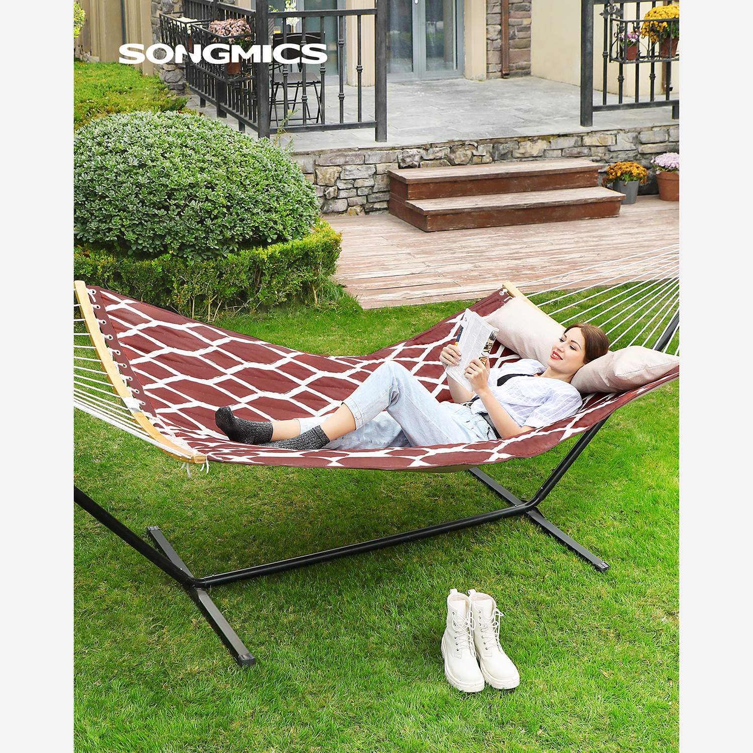 Quilted Hammock with Curved Bamboo Spreaders - Pillow - Red and Beige Rhombus